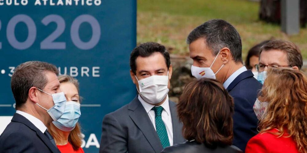 Emiliano García-Page, Juanma Moreno y Pedro Sánchez, en una imagen de archivo.