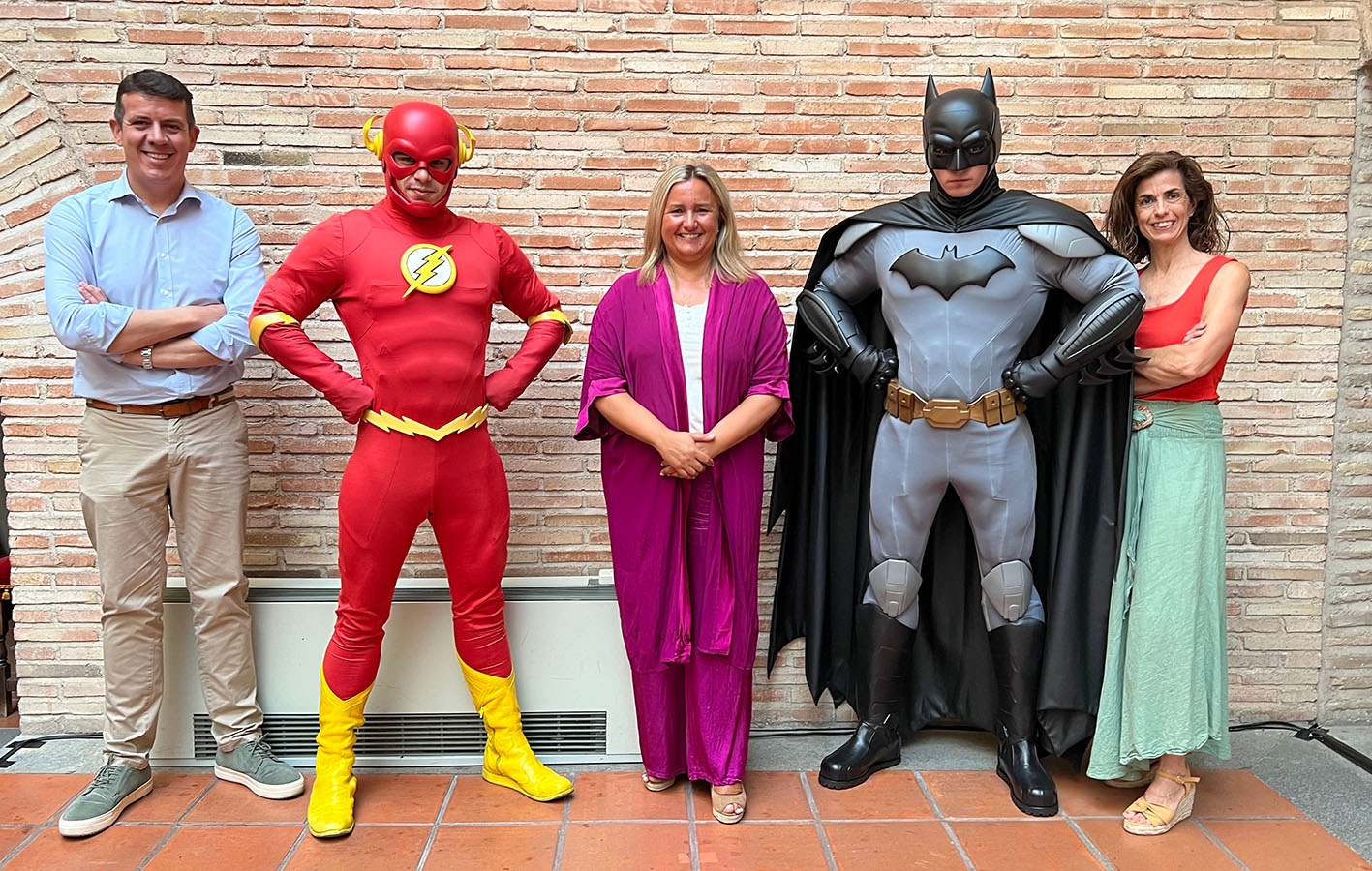 La concejal Maite Puig, junto a los representantes del Parque Warner Madrid.