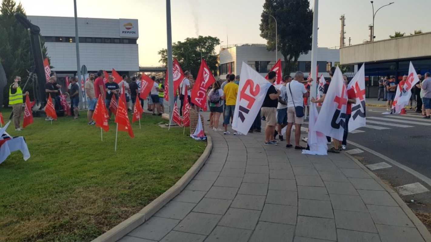 Piquete informativo en la planta de Repsol en Puertollano.