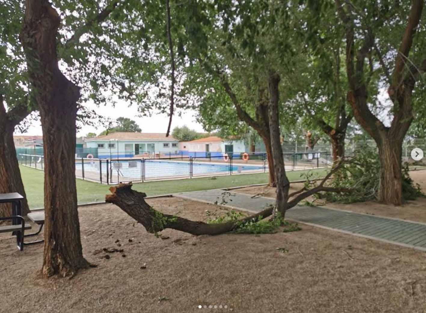 La piscina de Burguillos, cerrada hasta que no se reparen los daños y se limpie. Foto: Ayuntamiento de Burguillos.