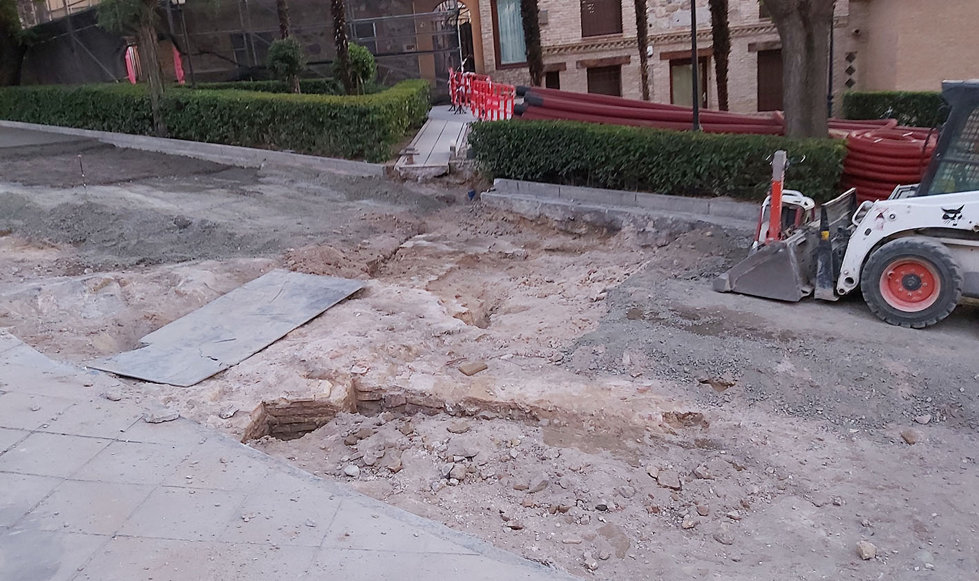 En la imagen, parte del muro que ha aparecido en las obras de reparación de la calle Reyes Católicos, en Toledo, junto a la Puerta del Cambrón.