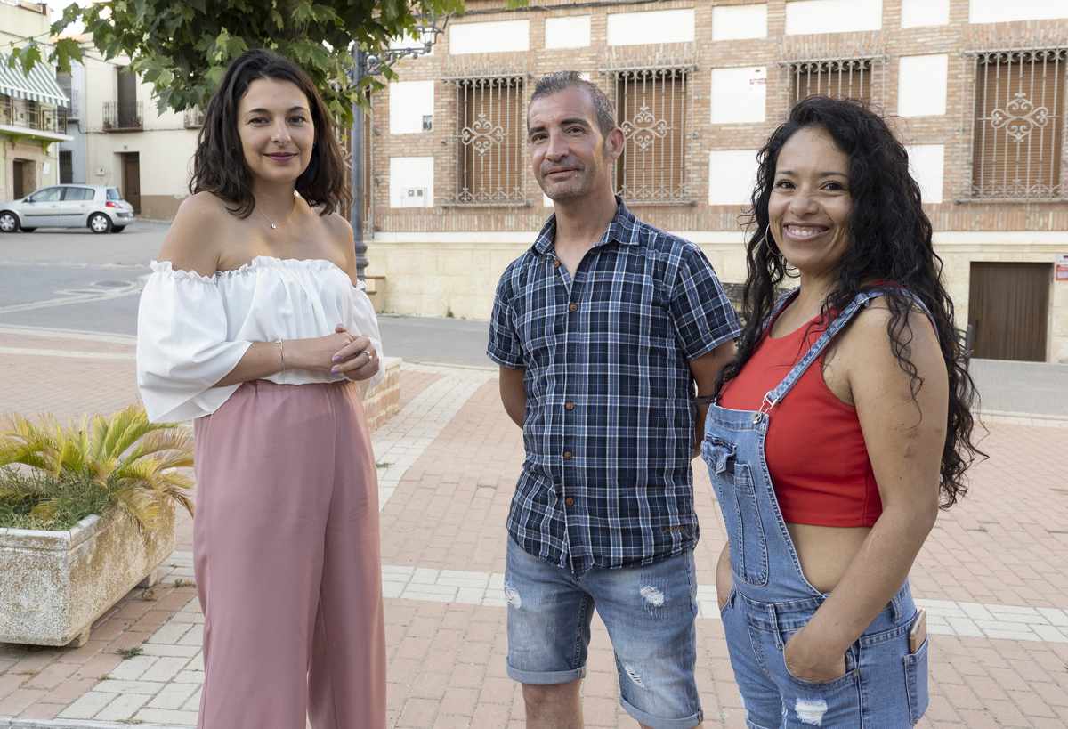 Jordi y Karina son nuevos vecinos de Saelices después de haber dejado Barcelona. Foto: EFE/ José del Olmo.