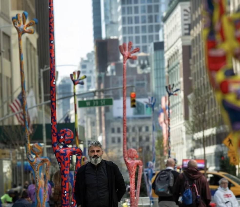 El albaceteño Santi Flores expone su obra "Here" en Nueva York.