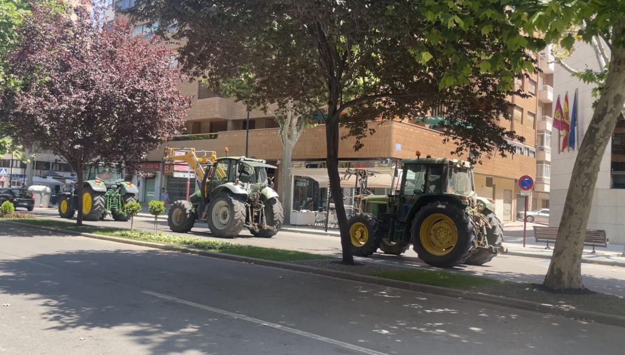 Los tractores se movilizan en el centro de Albacete contra los altos costes de producción.