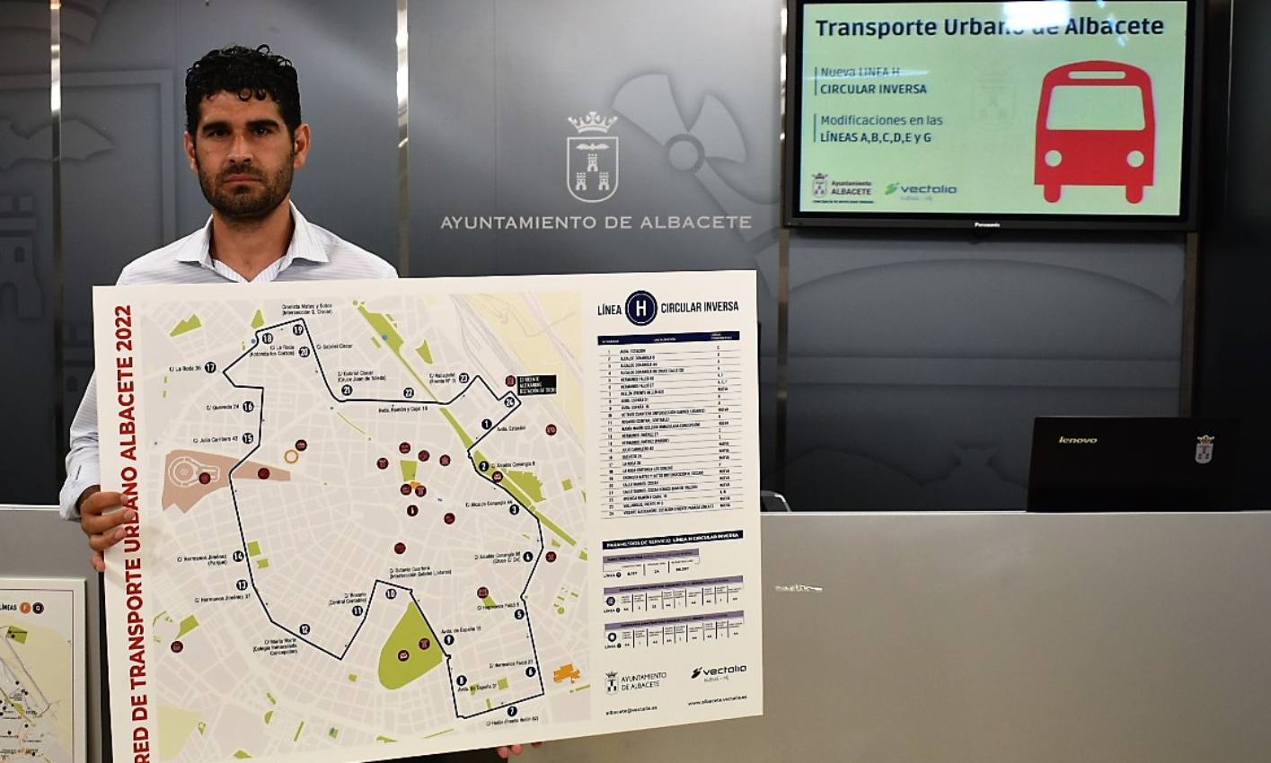 El concejal José González presenta las novedades en el sistema de transporte urbano de Albacete.