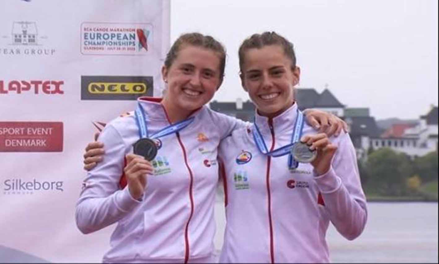 Arantza Toledo (derecha), con el flamante bronce junto a Irati Osa. Foto: Club Cuenca con Carácter.