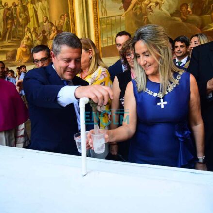 Page, junto a la alcaldesa de Toledo, Milagros Tolón, bebiendo el agua (no de los botijos y sí en vasos) en la Catedral de Toledo. Foto: Rebeca Arango.