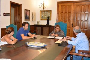 Tita García-Élez, en la firma del convenio para que el Europeo de motocross se celebre en Talavera.