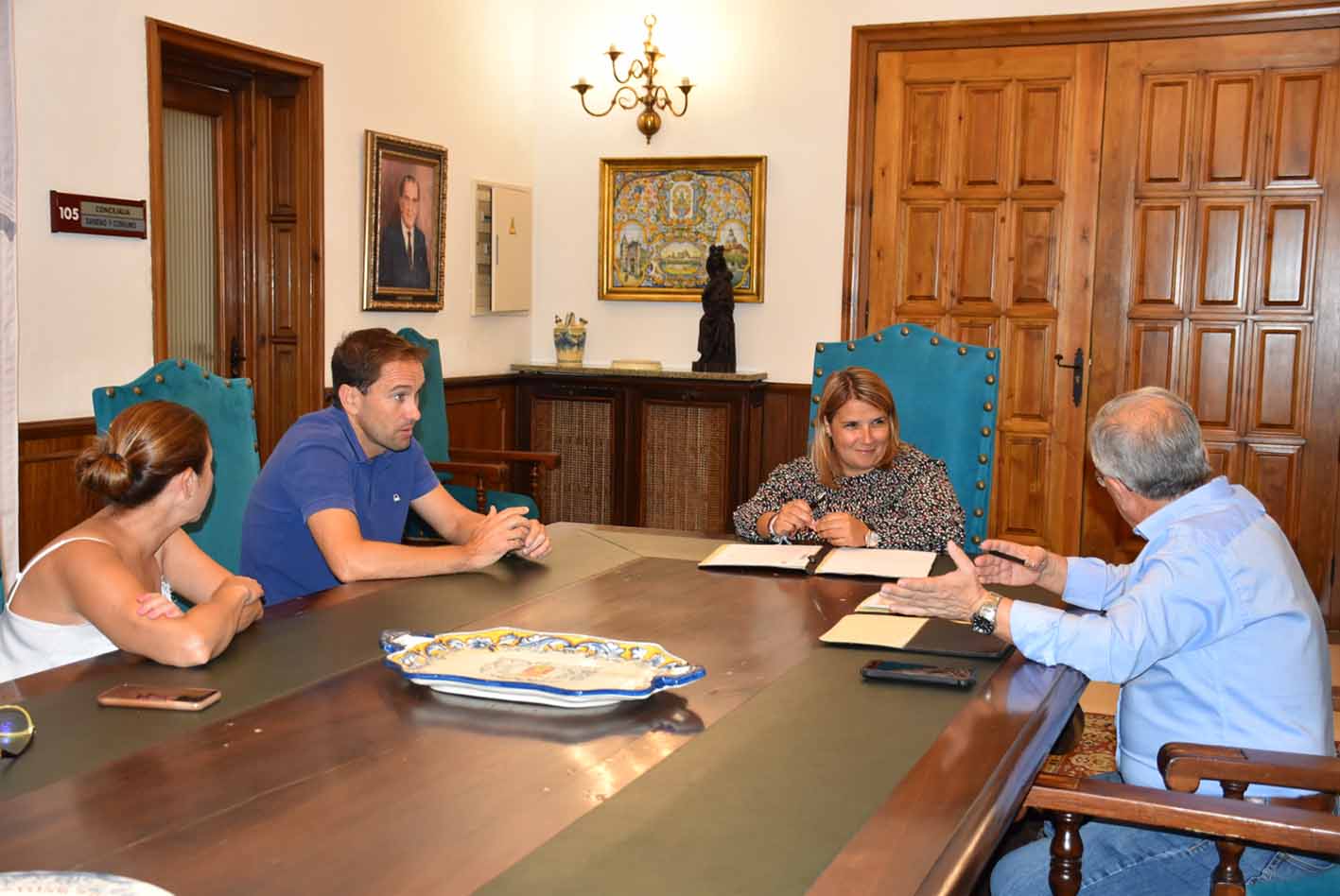 Tita García-Élez, en la firma del convenio para que el Europeo de motocross se celebre en Talavera.