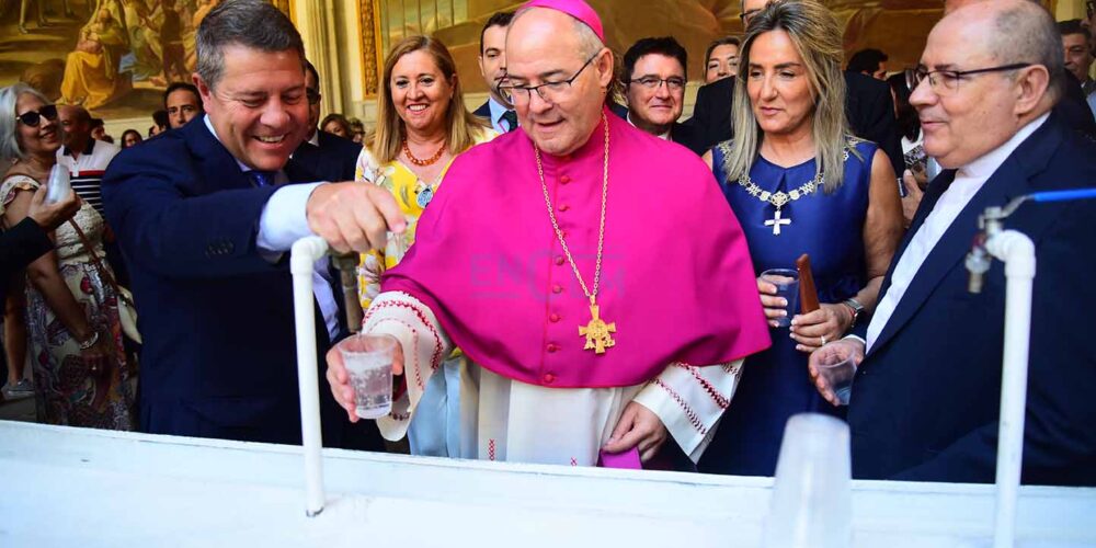 Page, junto al arzobispo de Toledo, Francisco Cerro, y la alcaldesa de Toledo, Milagros Tolón, en la festividad de la Virgen del Sagrario