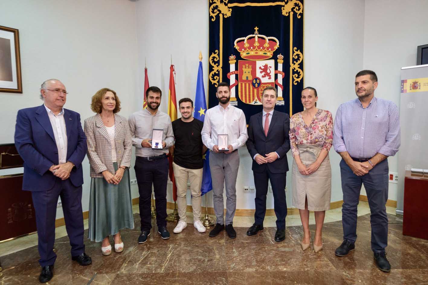 El delegado del Gobierno en CLM, Francho Tierraseca, ha entregado las medallas a los jóvenes.