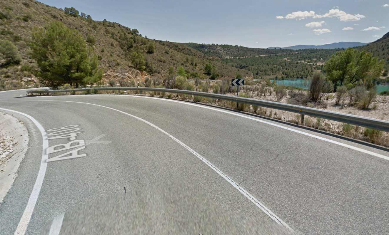 AB-408 en Férez (Albacete), no el punto exacto donde se ha producido el accidente.