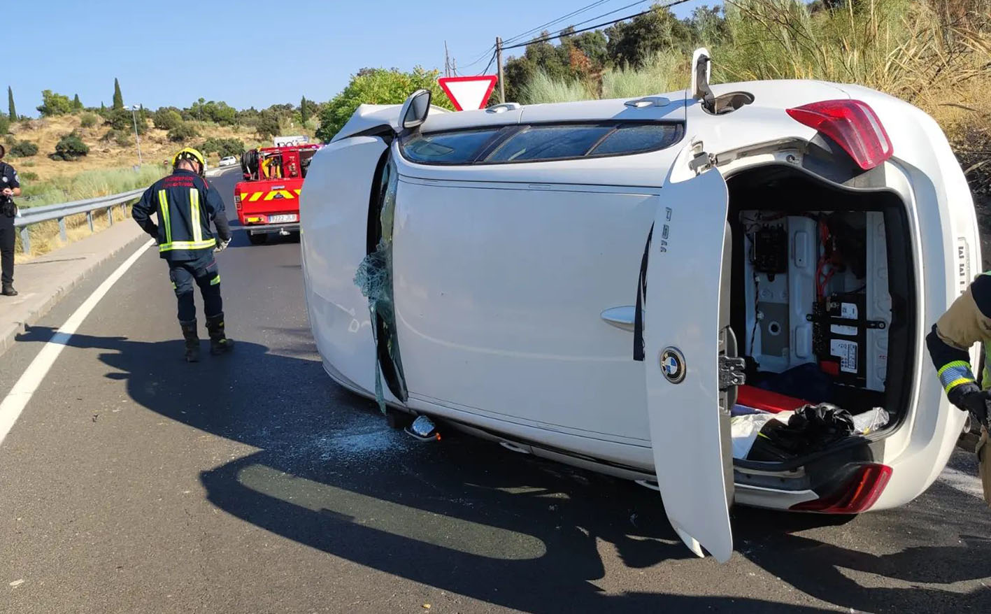 Así quedó el coche tras volcar. Foto: Facebool de los Bomberos de Toledo.