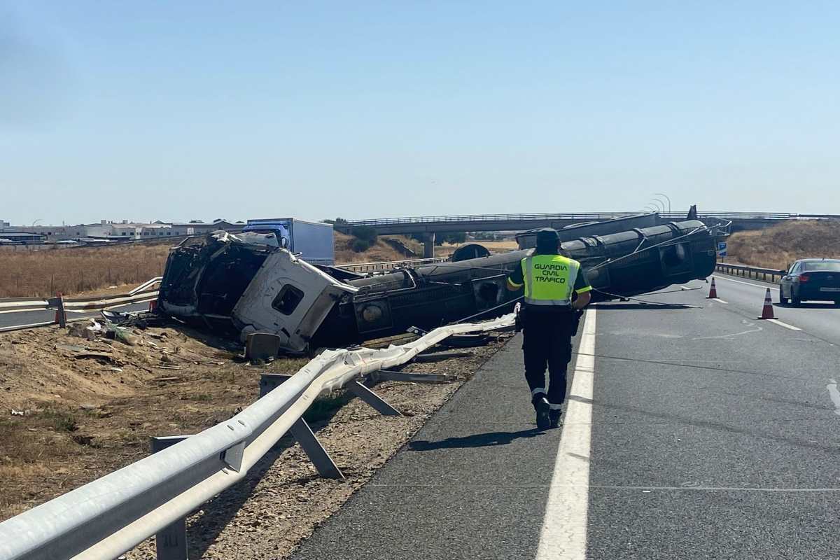 Un guardia civil se acerca al camión cisterna accidentado.