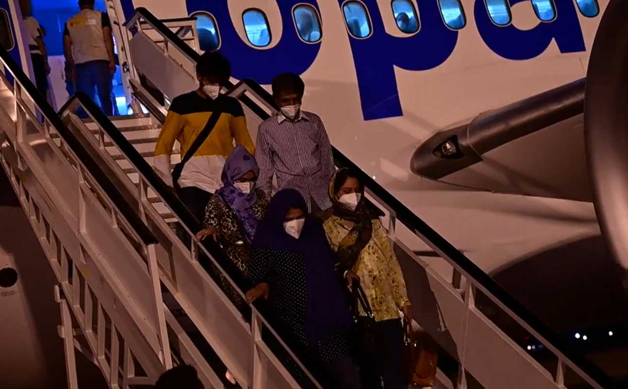 Refugiados afganos llegan a la base aérea de Torrejón de Ardoz.
