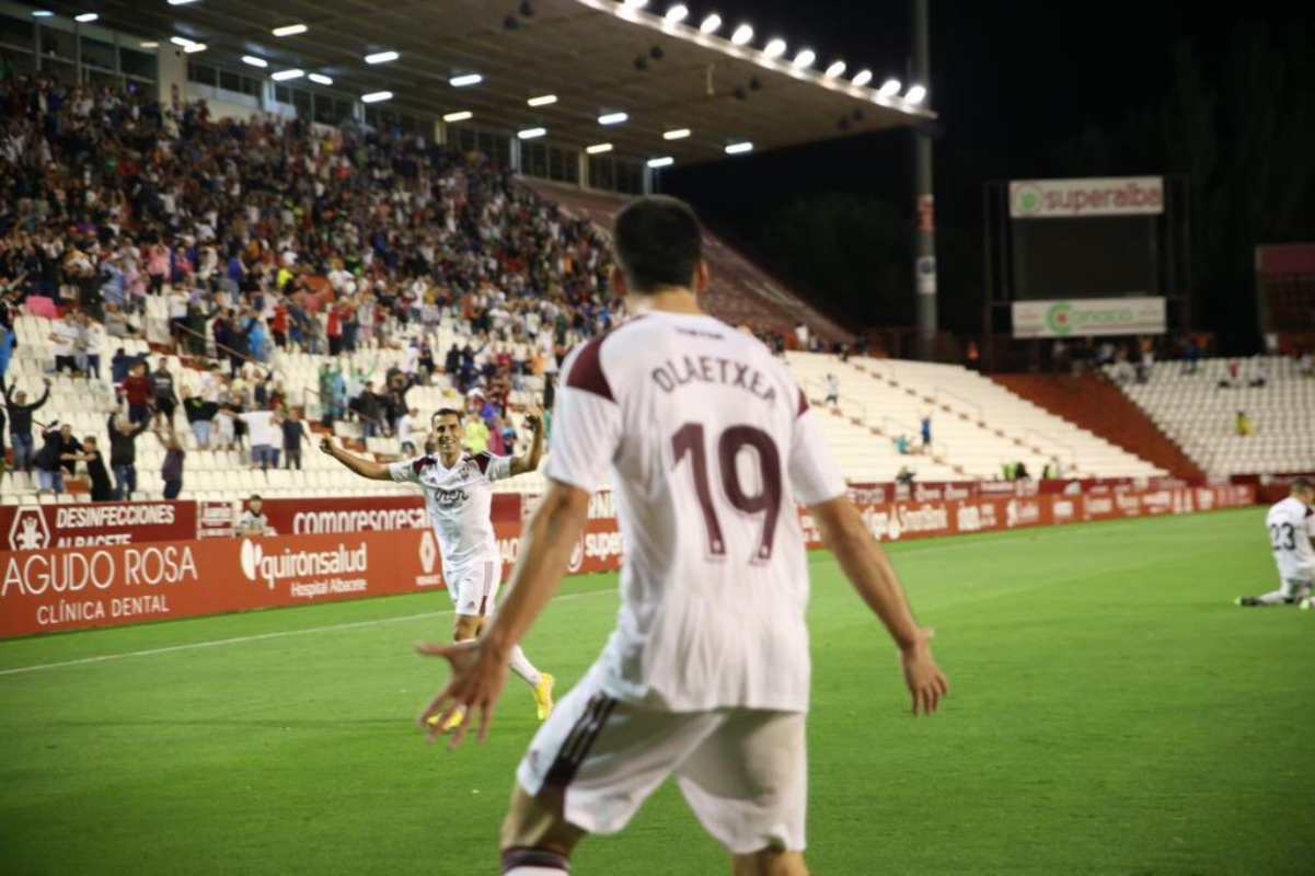 Olaetxea celebra el tanto de la victoria que consiguió en el minuto 95.