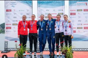 Arantza Toledo, la primera por la derecha, en el podio del Campeonato de Europa.