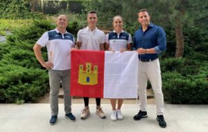 Manuel Guijarro y Sonia Molina-Prados, con el director general de Juventud y Deportes, Carlos Yuste (primero por la derecha), antes de ir al Europeo.