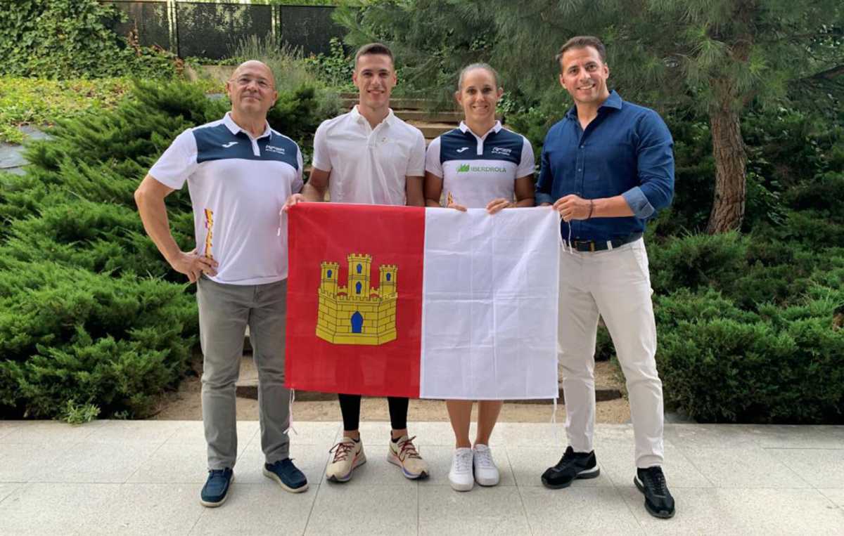 Manuel Guijarro y Sonia Molina-Prados, con el director general de Juventud y Deportes, Carlos Yuste (primero por la derecha), antes de ir al Europeo.