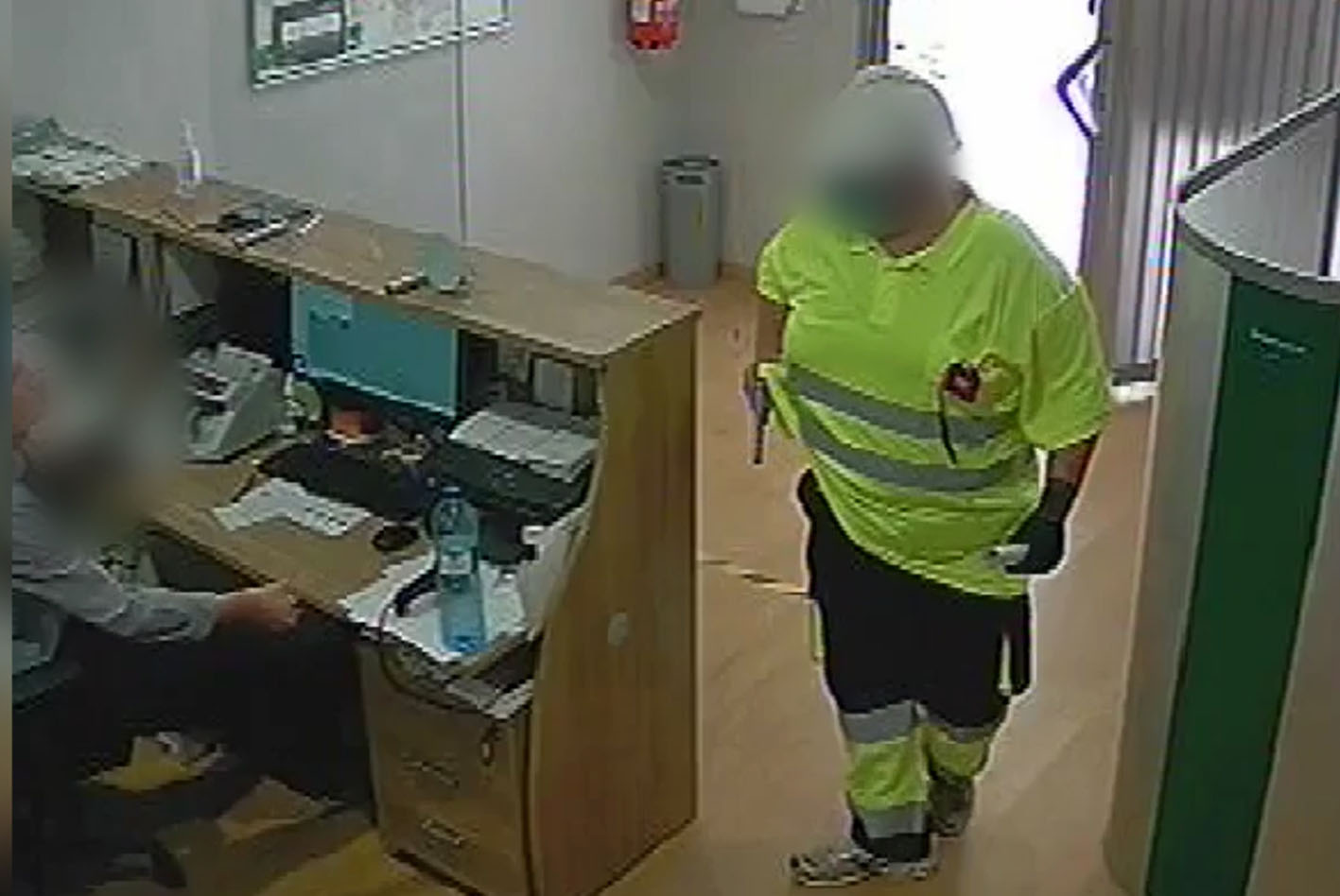 El atracador, vestido con un peto fluorescente, atracaba sucursales bancarias con un solo empleado.