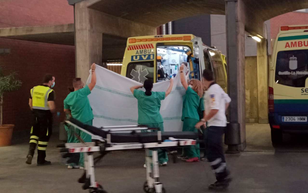 Momento en el que el torero llegaba al hospital de Ciudad Real, después de haber sufrido una cogida. Foto: EFE/Beldad.