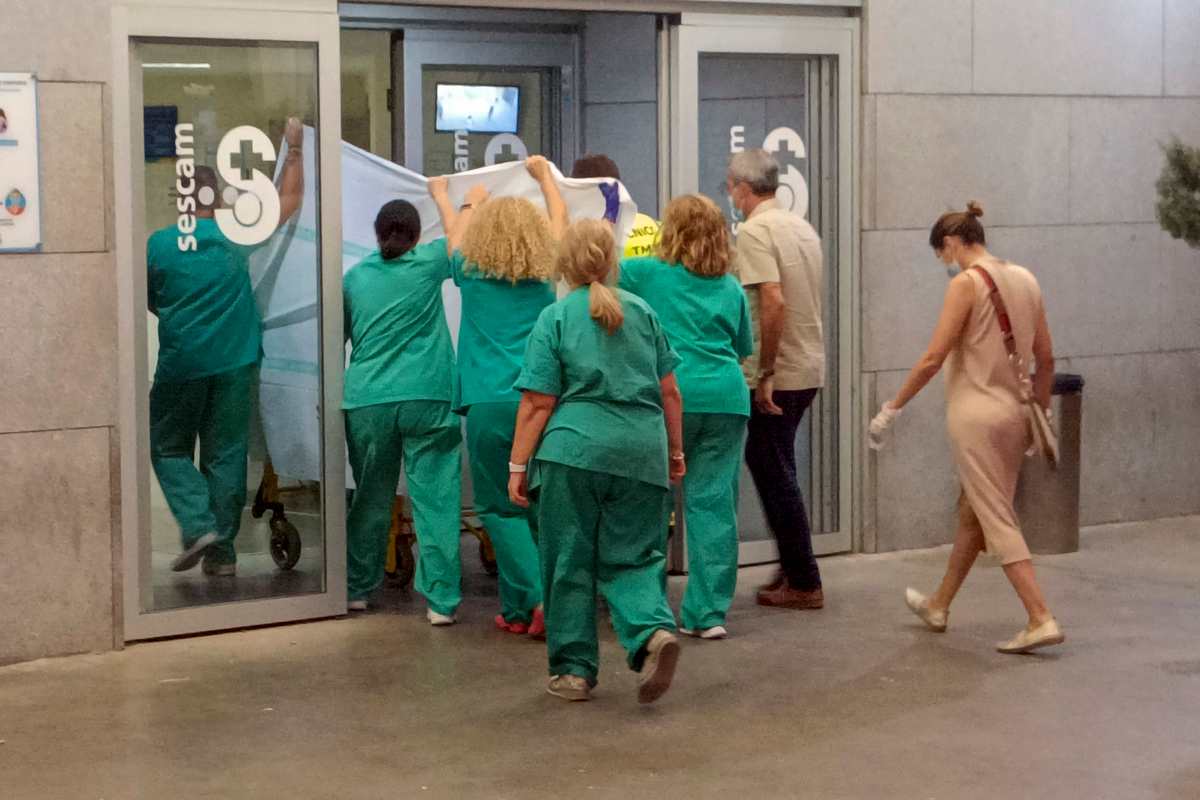 Los sanitarios llevan en camilla y tapan a Canales Rivera cuando entraba en el hospital de Ciudad Real. EFE/Beldad.