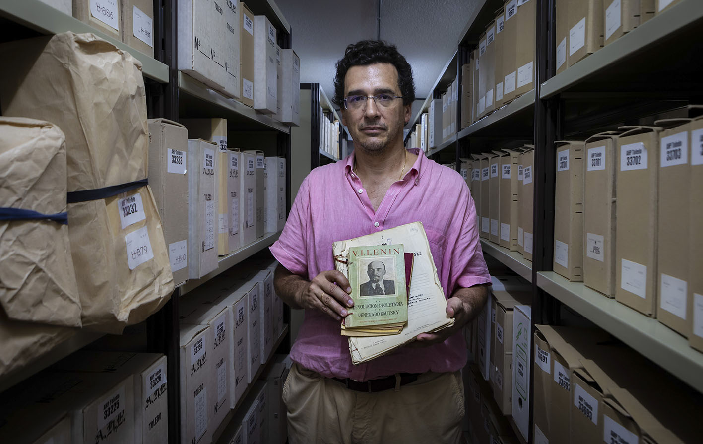 Carlos Flores, director del Archivo Histórico Provincial de Toledo, posa con las publicaciones "subversivas" de 1957. Foto: Efe/Ángeles Visdómine.