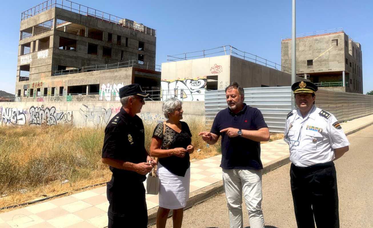 El alcalde de Cuenca, Daría Dolz (segundo por la derecha), con el edificio donde se hará la comisaría a su espalda.