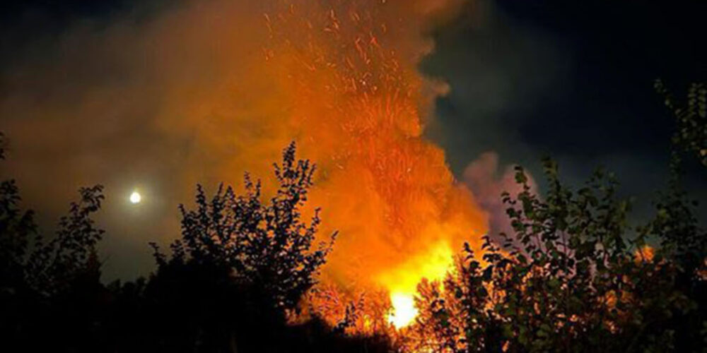 Imagen del incendio, anoche, en una de las islas del Tajo. Foto: Alejandro Lara Ripiero.