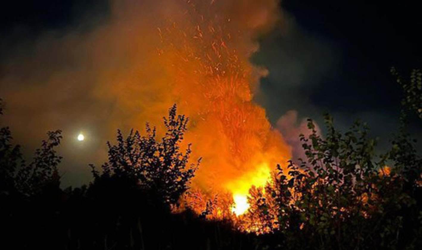 Imagen del incendio, anoche, en una de las islas del Tajo. Foto: Alejandro Lara Ripiero.