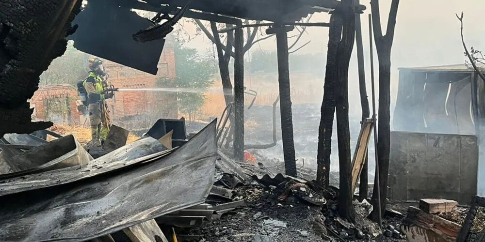 Una de las casetas afectadas por el incendio en el Cerro de los Palos, en Toledo. Foto: Bomberos del Ayuntamiento de Toledo.