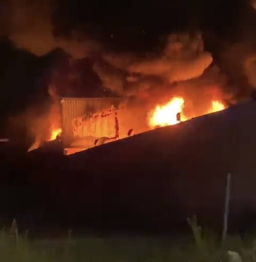 Incendio en una nave de chatarra situada en la calle Alfa, en el polígono de Campollano. Imagen de la Policía Local de Albacete.