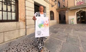 Maite Puig, con el cartel de las Fiestas de Toledo.