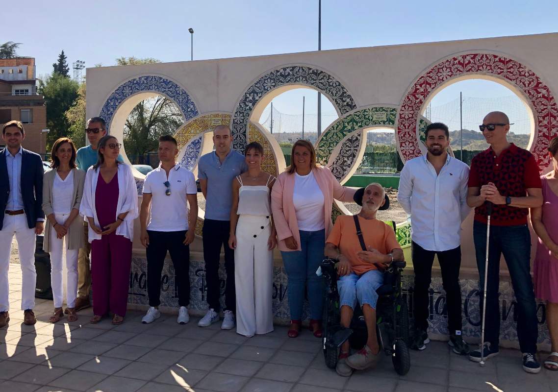 Los deportistas, el monumento y la alcaldesa.