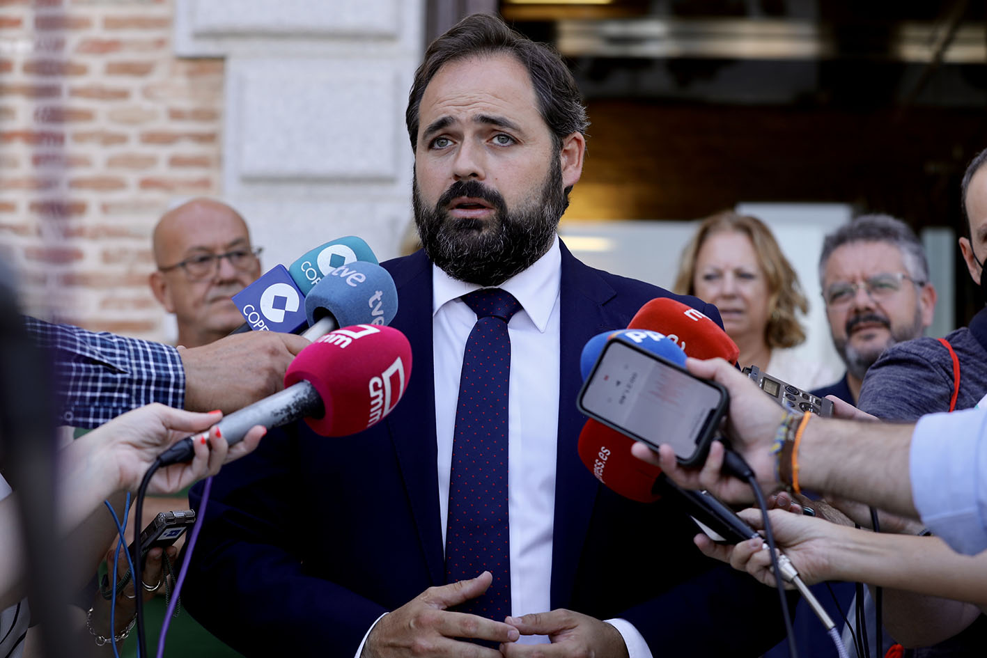 Paco Núñez, en las puertas de las Cortes de CLM.