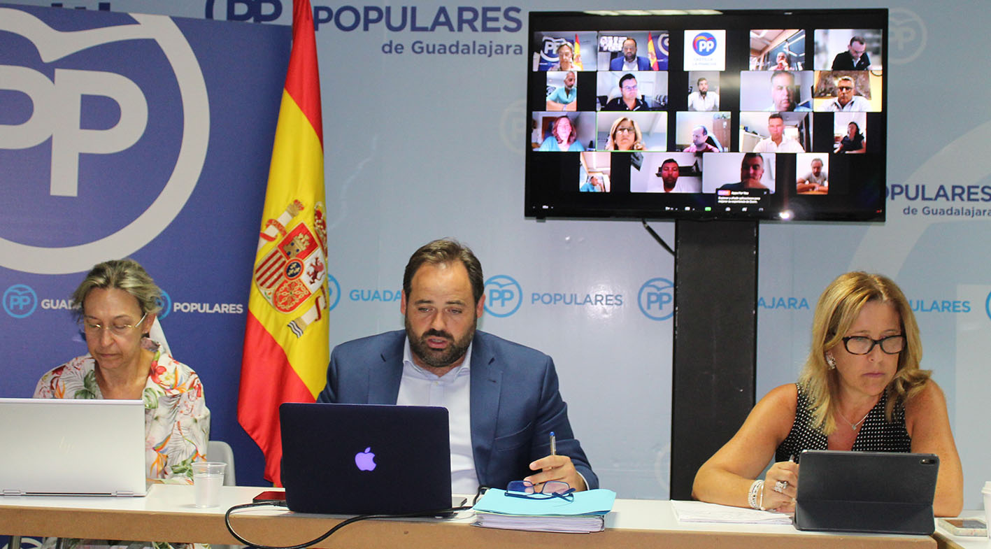 Paco Núñez, junto a Ana Guarinos y Pilar Alía.