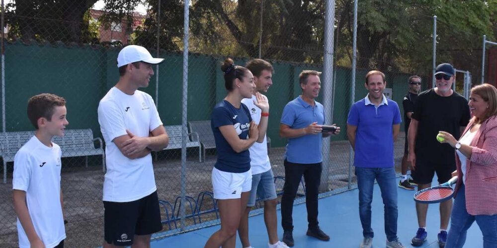 Tita García Élez, inaugurando las tres pistas de tenis de "El Prado".