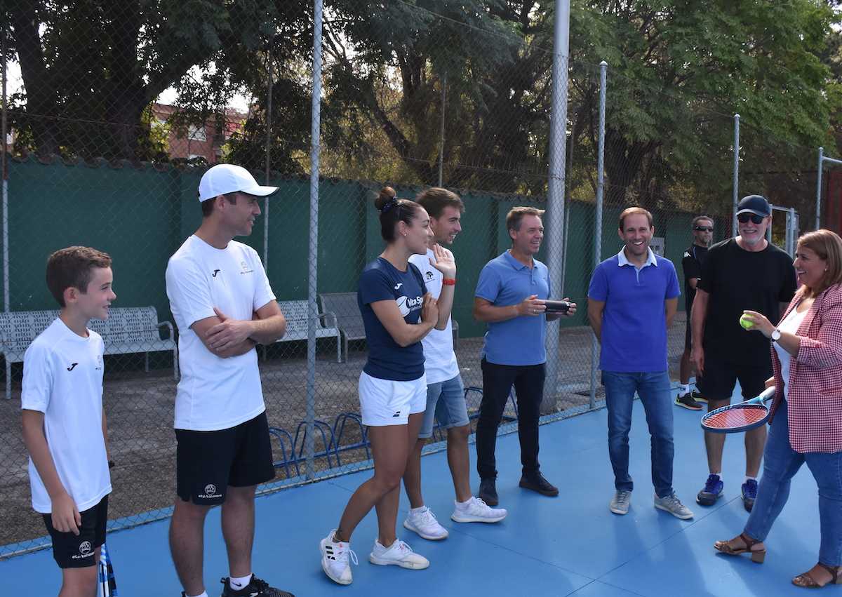 Tita García Élez, inaugurando las tres pistas de tenis de "El Prado".