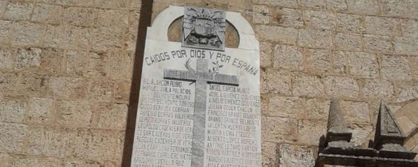 Placa en honor a los "caídos por Dios y por España", antes ubicada en la Iglesia de El Salvador, en La Roda. 
