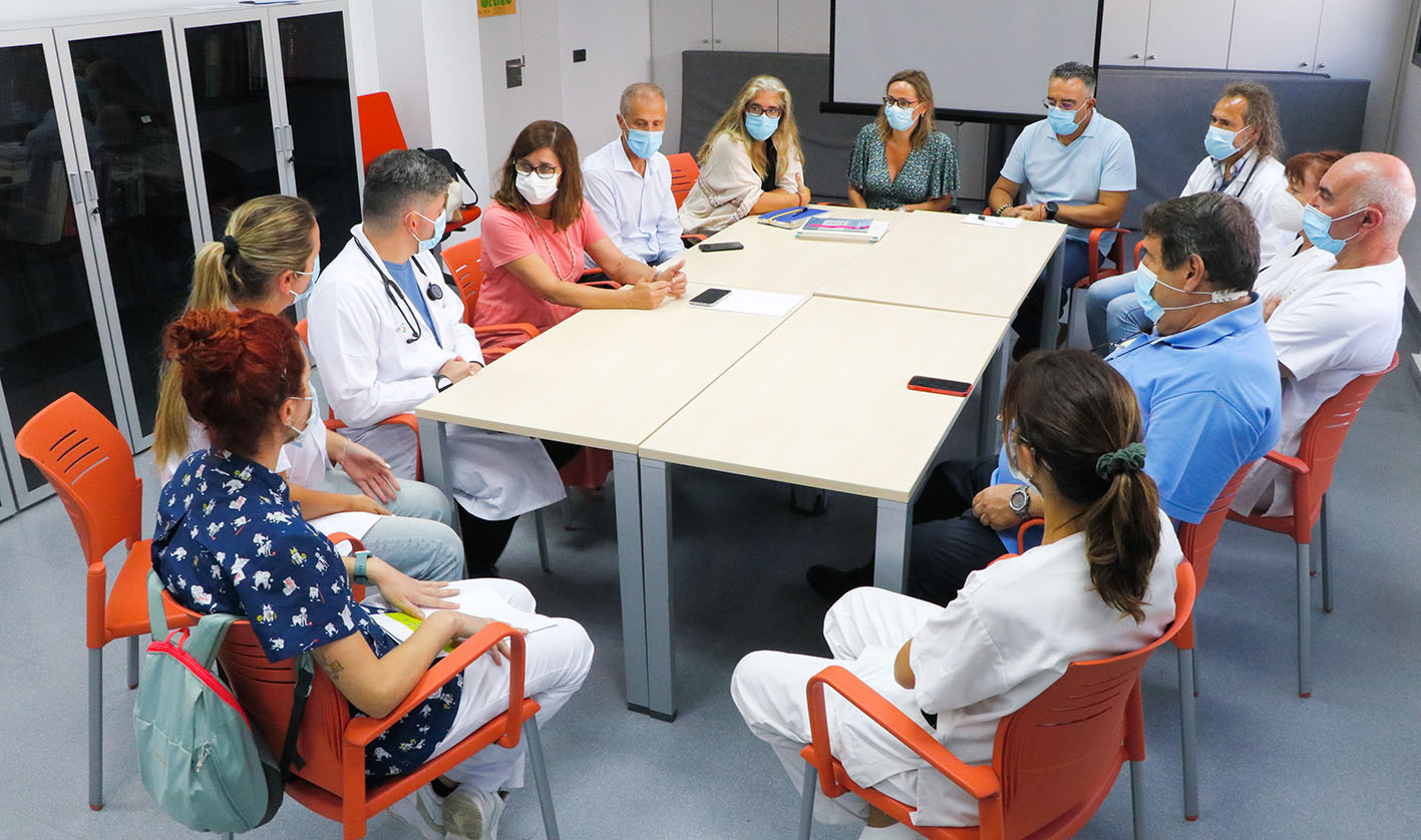 La directora general del Sescam, Regina Leal, con los profesionales del centro de salud de Camarena.