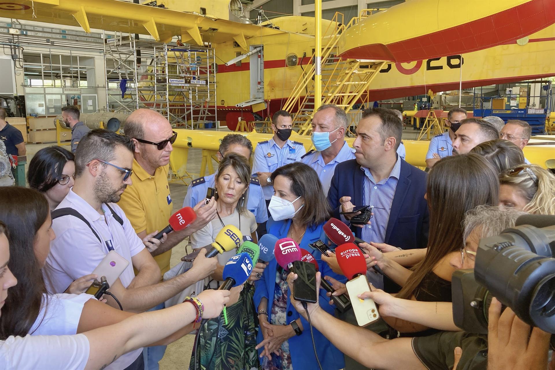 La ministra de Defensa, Margarita Robles, visita la Maestranza Aérea de Albacete.