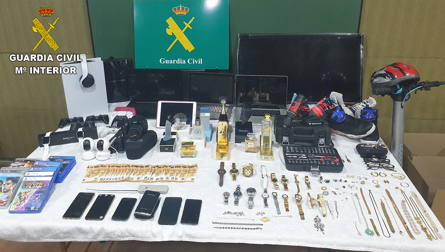Parte de los objetos robados y recuperados por la Guardia Civil.