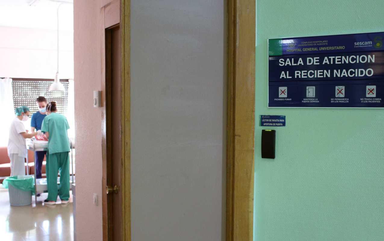 Imagen de archivo de una sala de atención al recién nacido en el Hospital de Albacete.