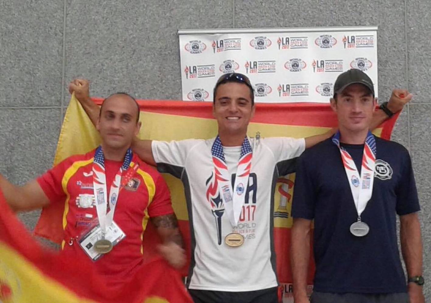 Carlos Tejeda (centro), un campeón mundial de Santa Olalla.