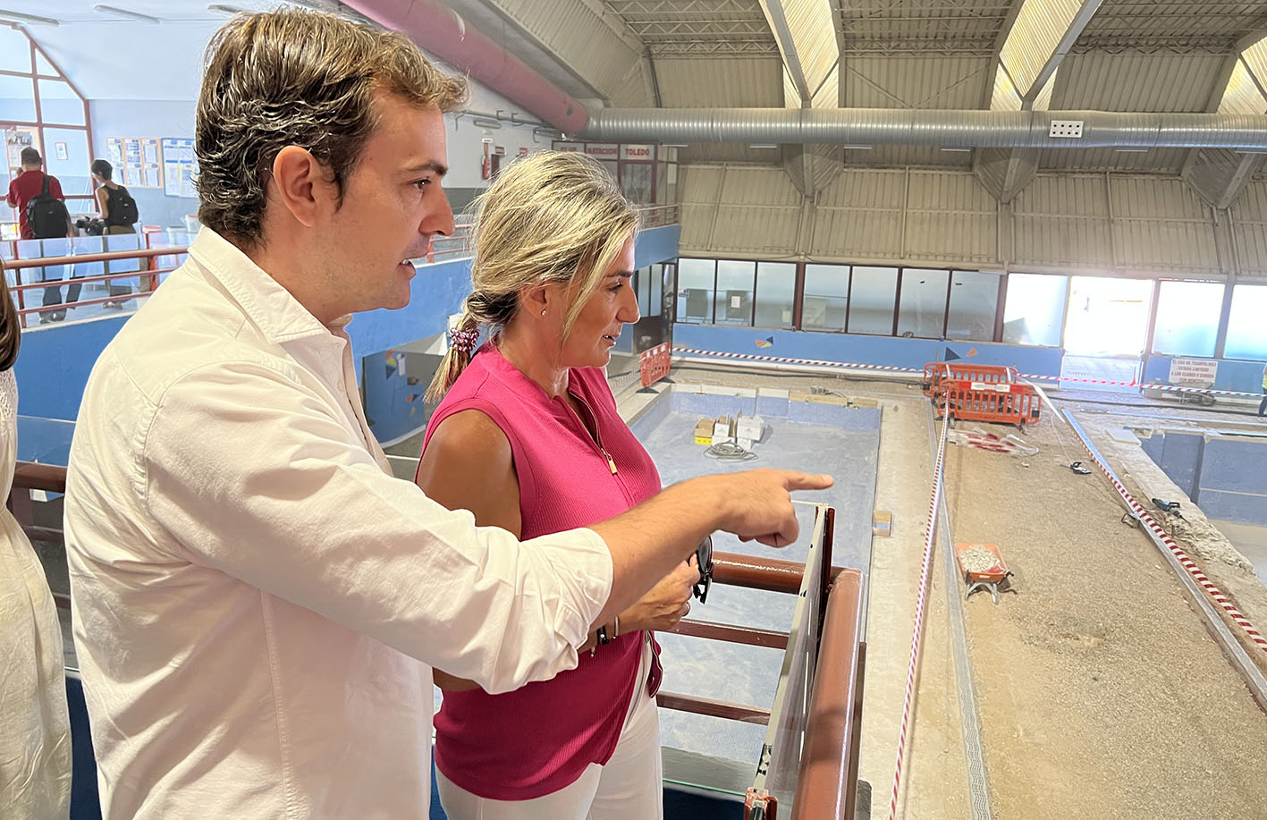 Milagros Tolón, junto al concejal de Deportes, Pablo García, en la piscina cubierta del Salto del Caballo.