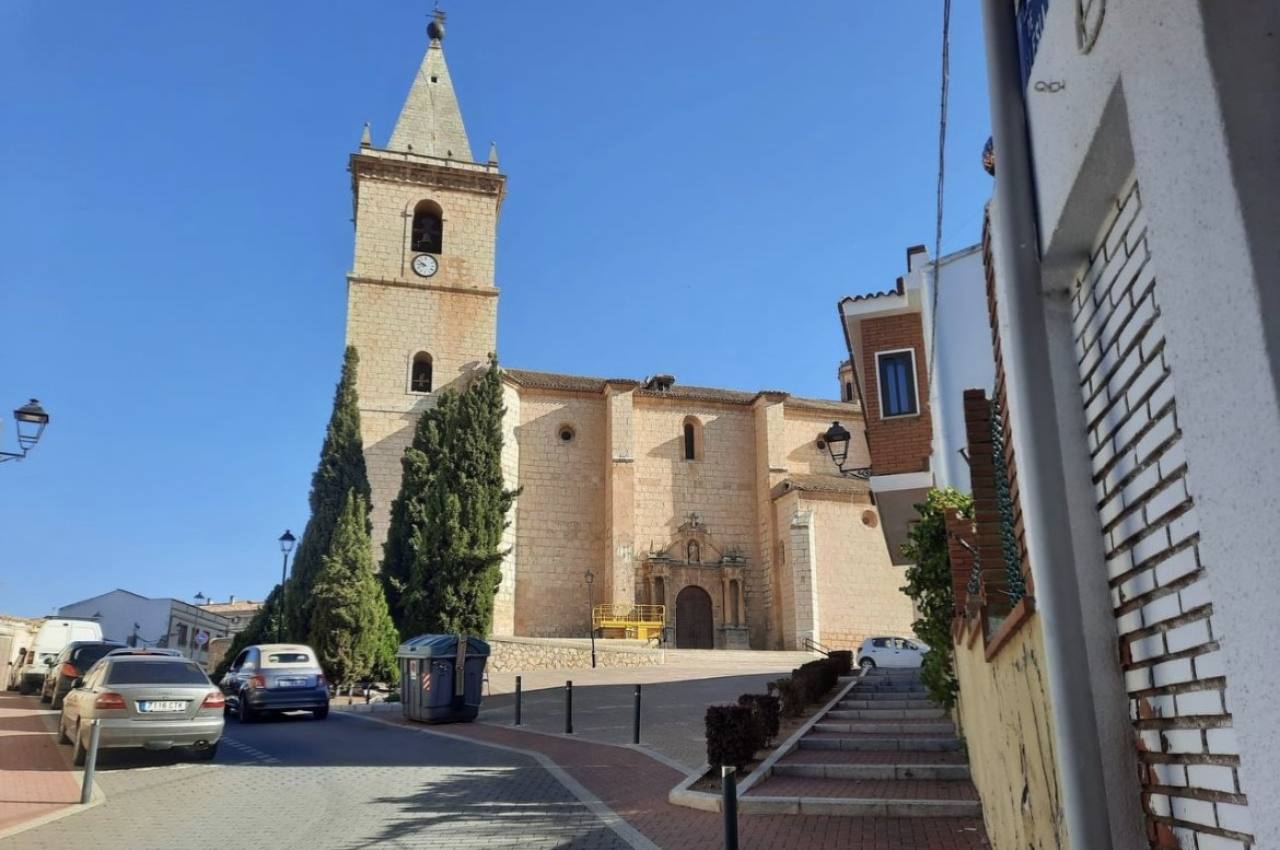 Retiran la placa franquista de la Iglesia de La Roda, Albacete.