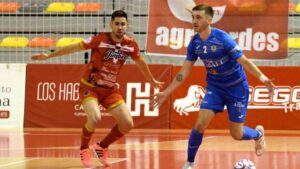 Geragthy, de Viña Albali Valdepeñas, ante Bebe, del Jimbee Cartagena. Foto: LNFS.