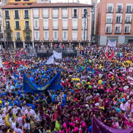 Concentración de peñas en la Plaza Mayor de Guadalajara durante el pregón y chupinazo de 2022