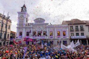 Balcón y plaza Mayor de Guadalajara durante el pregón y chupinazo de Ferias y Fiestas 2022