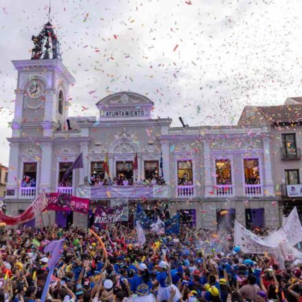 Balcón y plaza Mayor de Guadalajara durante el pregón y chupinazo de Ferias y Fiestas 2022
